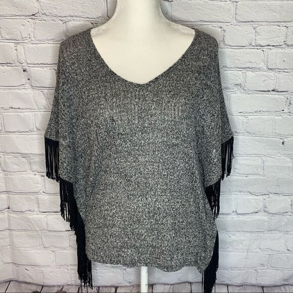 ROMEO AND JULIET COUTURE X GOSSIP GIRL Grey and black fringe poncho sweater - Picture 2 of 11